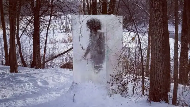 Người thượng cổ bị mắc kẹt trong tảng băng to tướng ngay giữa c&ocirc;ng vi&ecirc;n khiến c&otilde;i mạng dậy s&oacute;ng, d&acirc;n địa phương hoang mang - Ảnh 1.