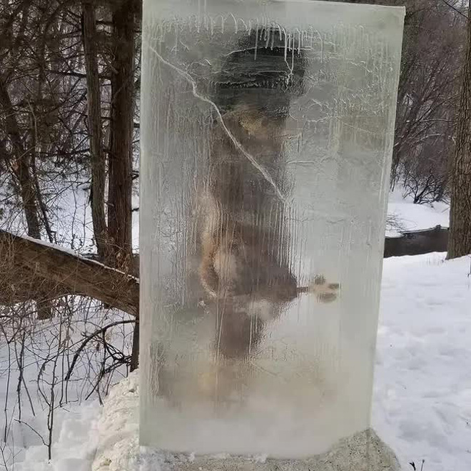 Người thượng cổ bị mắc kẹt trong tảng băng to tướng ngay giữa c&ocirc;ng vi&ecirc;n khiến c&otilde;i mạng dậy s&oacute;ng, d&acirc;n địa phương hoang mang - Ảnh 3.