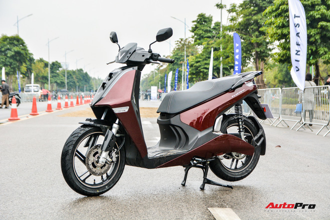 Ra mắt VinFast Theon: Xe m&aacute;y điện to như Honda SH, c&oacute; ABS 2 k&ecirc;nh v&agrave; nhiều c&ocirc;ng nghệ &lsquo;xịn x&ograve;&rsquo; kh&aacute;c - Ảnh 1.
