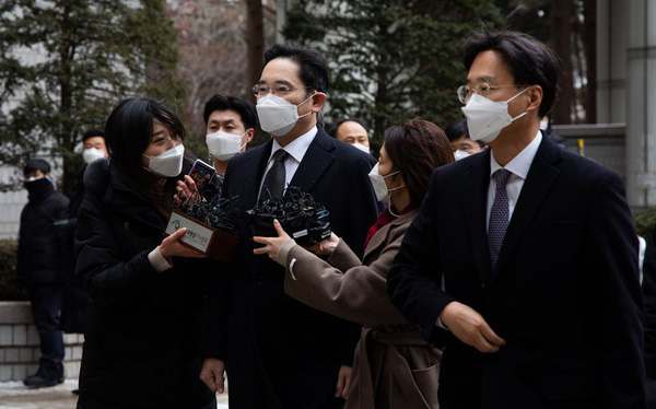  Cổ phiếu Samsung cắm đầu lao dốc sau khi th&aacute;i tử Lee bị tuy&ecirc;n &aacute;n 2 năm 6 th&aacute;ng t&ugrave; giam  - Ảnh 1.