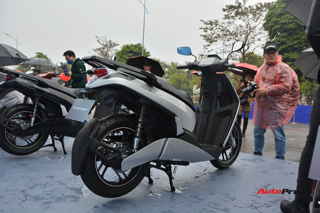 Ra mắt VinFast Theon: Xe m&aacute;y điện to như Honda SH, c&oacute; ABS 2 k&ecirc;nh v&agrave; nhiều c&ocirc;ng nghệ &lsquo;xịn x&ograve;&rsquo; kh&aacute;c - Ảnh 3.