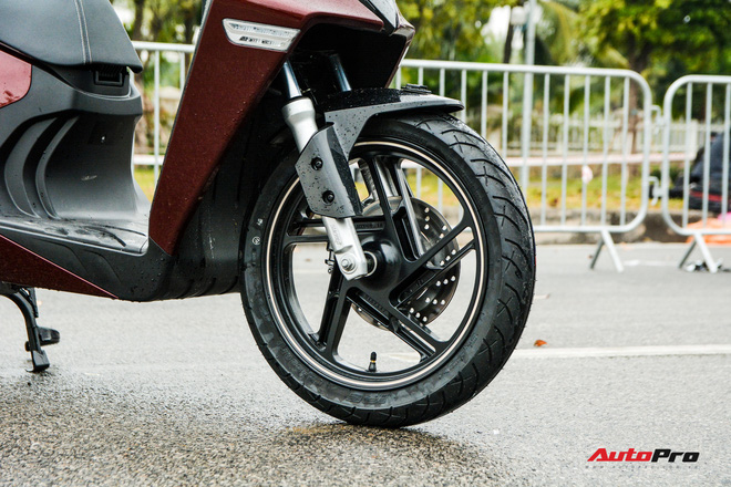 Ra mắt VinFast Theon: Xe m&aacute;y điện to như Honda SH, c&oacute; ABS 2 k&ecirc;nh v&agrave; nhiều c&ocirc;ng nghệ &lsquo;xịn x&ograve;&rsquo; kh&aacute;c - Ảnh 5.