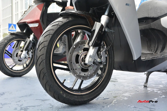 Ra mắt VinFast Theon: Xe m&aacute;y điện to như Honda SH, c&oacute; ABS 2 k&ecirc;nh v&agrave; nhiều c&ocirc;ng nghệ &lsquo;xịn x&ograve;&rsquo; kh&aacute;c - Ảnh 9.