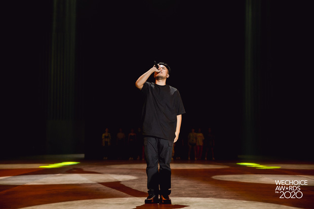 Trước giờ G Gala WeChoice Awards: Ho&agrave;ng Th&ugrave;y Linh v&agrave; Dế Choắt cực t&igrave;nh tứ, B&iacute;ch Phương c&otilde;ng gấu si&ecirc;u đ&aacute;ng y&ecirc;u b&ecirc;n d&agrave;n rapper trai trẻ - Ảnh 1.