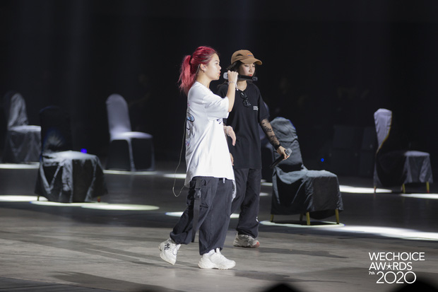 Trước giờ G Gala WeChoice Awards: Ho&agrave;ng Th&ugrave;y Linh v&agrave; Dế Choắt cực t&igrave;nh tứ, B&iacute;ch Phương c&otilde;ng gấu si&ecirc;u đ&aacute;ng y&ecirc;u b&ecirc;n d&agrave;n rapper trai trẻ - Ảnh 12.