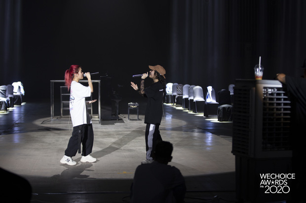 Trước giờ G Gala WeChoice Awards: Ho&agrave;ng Th&ugrave;y Linh v&agrave; Dế Choắt cực t&igrave;nh tứ, B&iacute;ch Phương c&otilde;ng gấu si&ecirc;u đ&aacute;ng y&ecirc;u b&ecirc;n d&agrave;n rapper trai trẻ - Ảnh 13.