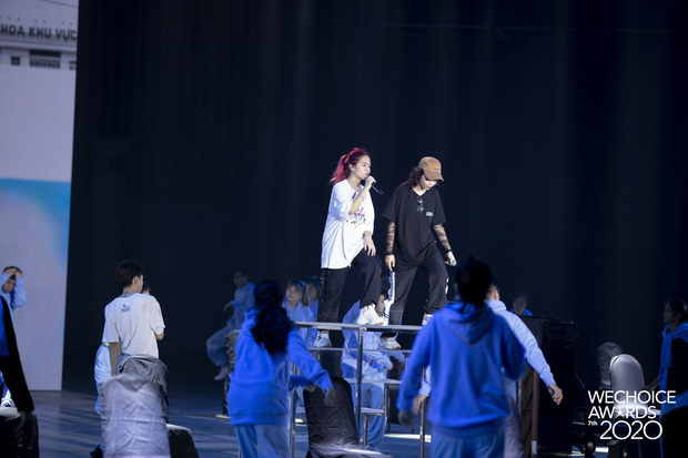 Trước giờ G Gala WeChoice Awards: Ho&agrave;ng Th&ugrave;y Linh v&agrave; Dế Choắt cực t&igrave;nh tứ, B&iacute;ch Phương c&otilde;ng gấu si&ecirc;u đ&aacute;ng y&ecirc;u b&ecirc;n d&agrave;n rapper trai trẻ - Ảnh 15.