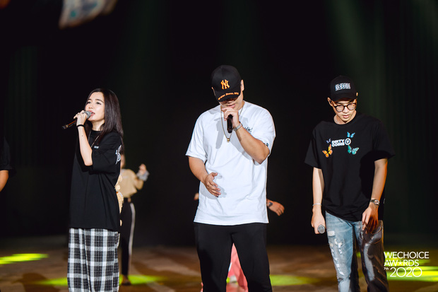 Trước giờ G Gala WeChoice Awards: Ho&agrave;ng Th&ugrave;y Linh v&agrave; Dế Choắt cực t&igrave;nh tứ, B&iacute;ch Phương c&otilde;ng gấu si&ecirc;u đ&aacute;ng y&ecirc;u b&ecirc;n d&agrave;n rapper trai trẻ - Ảnh 3.
