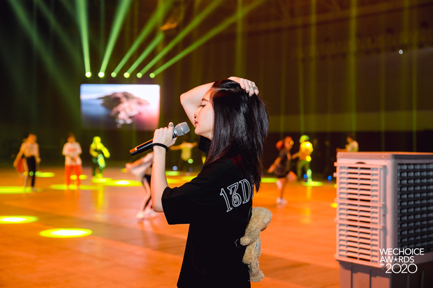 Trước giờ G Gala WeChoice Awards: Ho&agrave;ng Th&ugrave;y Linh v&agrave; Dế Choắt cực t&igrave;nh tứ, B&iacute;ch Phương c&otilde;ng gấu si&ecirc;u đ&aacute;ng y&ecirc;u b&ecirc;n d&agrave;n rapper trai trẻ - Ảnh 4.