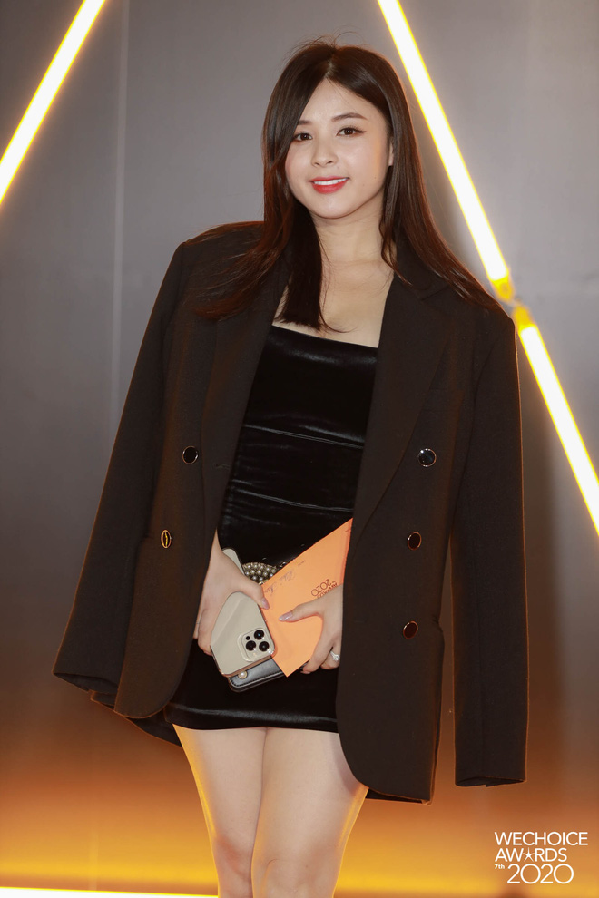 Thảm đỏ WeChoice Awards 2020 xuất hiện vũ trụ game thủ/ streamer Việt, ai cũng xinh đẹp lịch l&atilde;m đến bất ngờ - Ảnh 6.