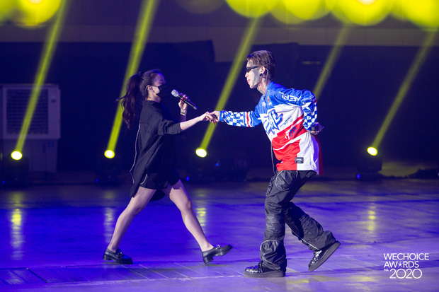 Trước giờ G Gala WeChoice Awards: Ho&agrave;ng Th&ugrave;y Linh v&agrave; Dế Choắt cực t&igrave;nh tứ, B&iacute;ch Phương c&otilde;ng gấu si&ecirc;u đ&aacute;ng y&ecirc;u b&ecirc;n d&agrave;n rapper trai trẻ - Ảnh 8.