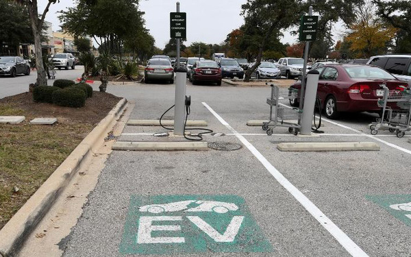 Ông Biden hứa chi 20 tỷ USD thay thế toàn bộ 650.000 xe của chính phủ bằng xe điện: Cơ hội bùng nổ dành cho Elon Musk! - Ảnh 1. Ông Biden hứa chi 20 tỷ USD thay thế toàn bộ 650.000 xe của chính phủ bằng xe điện: Cơ hội bùng nổ dành cho Elon Musk! - Ảnh 1.