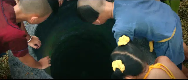  [G&oacute;c tranh c&atilde;i] Trạng T&iacute; đổ nước v&agrave;o giếng để lấy quả bưởi: Th&ocirc;ng minh hay tối dạ?  - Ảnh 2.