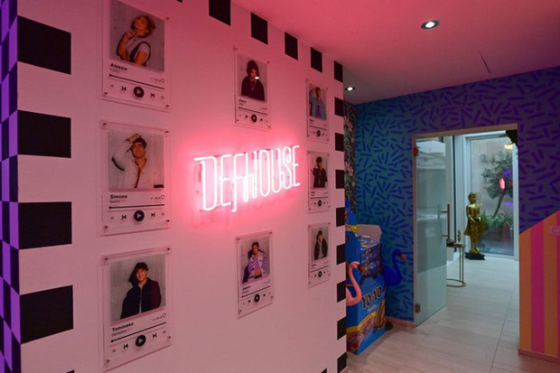 B&ecirc;n trong l&ograve; đ&agrave;o tạo TikToker nổi tiếng: Đằng sau những dinh thự xa hoa l&agrave; cuộc sống bị mắc kẹt, bắt nạt v&agrave; quỵt tiền chẳng biết k&ecirc;u than với ai - Ảnh 1.