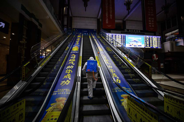 Khẩu trang, khử khuẩn, khoảng c&aacute;ch: Một kỳ Xu&acirc;n vận chưa từng thấy tại Trung Quốc dưới b&oacute;ng ma COVID-19 - Ảnh 14.