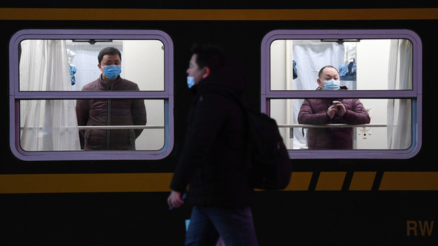 Khẩu trang, khử khuẩn, khoảng c&aacute;ch: Một kỳ Xu&acirc;n vận chưa từng thấy tại Trung Quốc dưới b&oacute;ng ma COVID-19 - Ảnh 15.