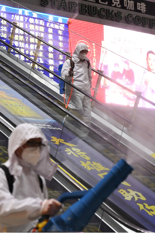 Khẩu trang, khử khuẩn, khoảng c&aacute;ch: Một kỳ Xu&acirc;n vận chưa từng thấy tại Trung Quốc dưới b&oacute;ng ma COVID-19 - Ảnh 17.