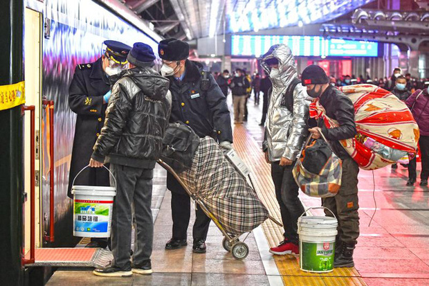 Khẩu trang, khử khuẩn, khoảng c&aacute;ch: Một kỳ Xu&acirc;n vận chưa từng thấy tại Trung Quốc dưới b&oacute;ng ma COVID-19 - Ảnh 19.