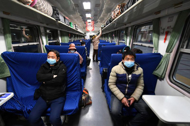 Khẩu trang, khử khuẩn, khoảng c&aacute;ch: Một kỳ Xu&acirc;n vận chưa từng thấy tại Trung Quốc dưới b&oacute;ng ma COVID-19 - Ảnh 20.