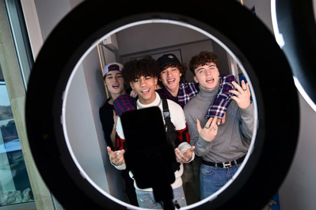 B&ecirc;n trong l&ograve; đ&agrave;o tạo TikToker nổi tiếng: Đằng sau những dinh thự xa hoa l&agrave; cuộc sống bị mắc kẹt, bắt nạt v&agrave; quỵt tiền chẳng biết k&ecirc;u than với ai - Ảnh 3.