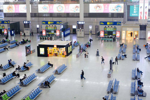 Khẩu trang, khử khuẩn, khoảng c&aacute;ch: Một kỳ Xu&acirc;n vận chưa từng thấy tại Trung Quốc dưới b&oacute;ng ma COVID-19 - Ảnh 9.