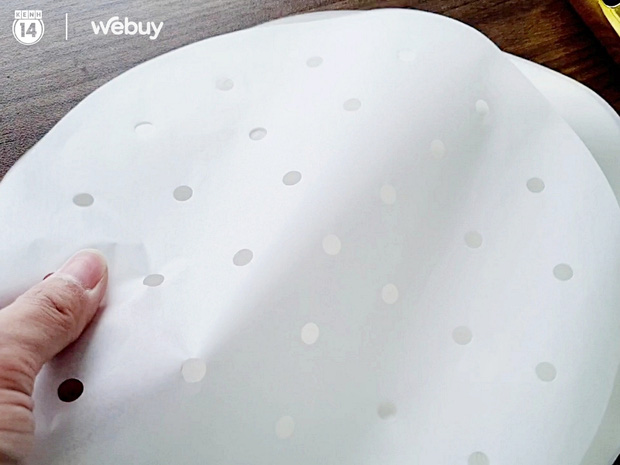 Thử d&ugrave;ng 3 phụ kiện nồi chi&ecirc;n kh&ocirc;ng dầu đang được khen hết lời tr&ecirc;n mạng nhưng chỉ 2 m&oacute;n l&agrave; kh&ocirc;ng &ldquo;fail l&ograve;i&rdquo; - Ảnh 2.