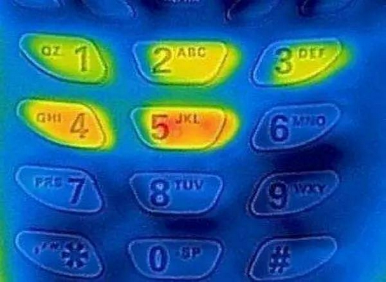 Tại sao b&agrave;n ph&iacute;m tr&ecirc;n m&aacute;y ATM lu&ocirc;n được l&agrave;m bằng kim loại? - Ảnh 2.