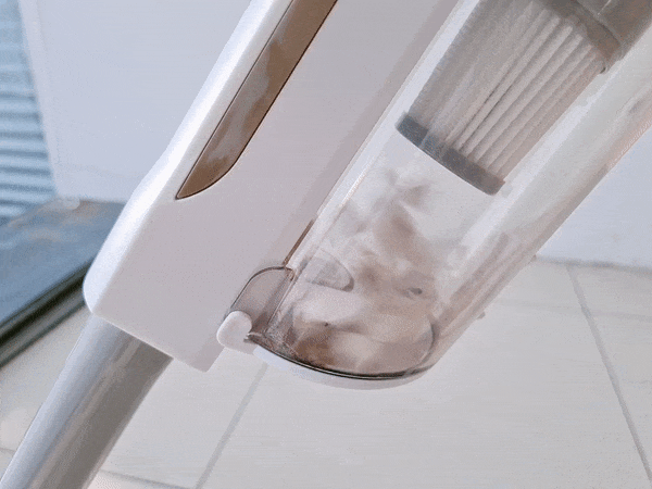 Ở nh&agrave; đất nhiều tầng mới nhận ra, th&agrave; mua m&aacute;y h&uacute;t bụi cầm tay v&agrave;i trăm c&ograve;n tiện hơn loại m&aacute;y th&ugrave;ng tiền triệu - Ảnh 6.