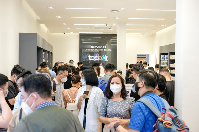 Bên trong cửa hàng TopZone đầu tiên của Thế Giới Di Động có gì? - Ảnh 2. Bên trong cửa hàng TopZone đầu tiên của Thế Giới Di Động có gì? - Ảnh 2.