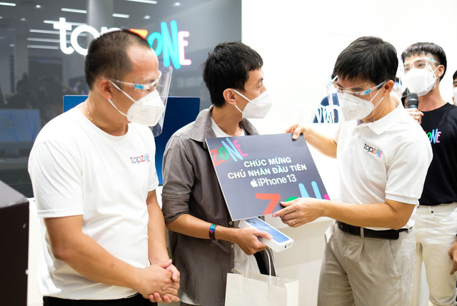 Bên trong cửa hàng TopZone đầu tiên của Thế Giới Di Động có gì? - Ảnh 12. Bên trong cửa hàng TopZone đầu tiên của Thế Giới Di Động có gì? - Ảnh 12.