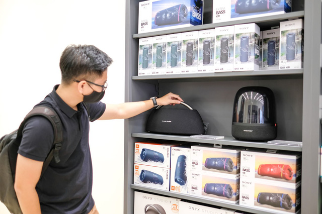 Bên trong cửa hàng TopZone đầu tiên của Thế Giới Di Động có gì? - Ảnh 7. Bên trong cửa hàng TopZone đầu tiên của Thế Giới Di Động có gì? - Ảnh 7.