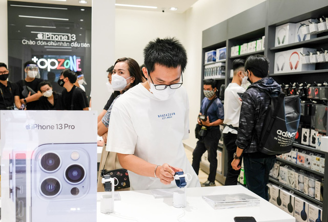 Bên trong cửa hàng TopZone đầu tiên của Thế Giới Di Động có gì? - Ảnh 9. Bên trong cửa hàng TopZone đầu tiên của Thế Giới Di Động có gì? - Ảnh 9.