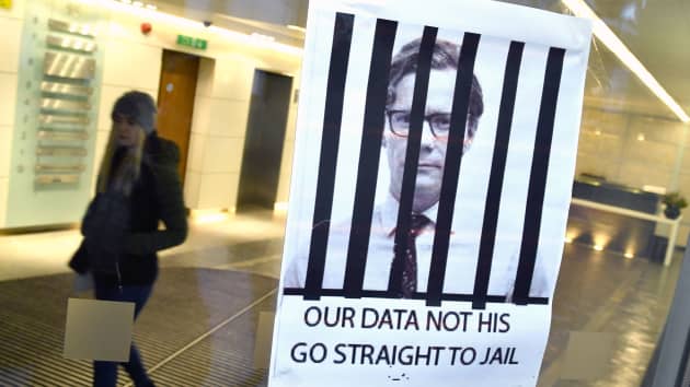 Facebook bị đ&aacute;nh hội đồng, Mark Zuckerberg ch&igrave;m trong t&acirc;m b&atilde;o chỉ tr&iacute;ch - Ảnh 2.