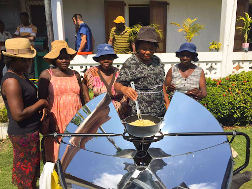 Ấn Độ: Cả ng&ocirc;i l&agrave;ng nấu ăn bằng năng lượng mặt trời để cứu rừng - Ảnh 2.