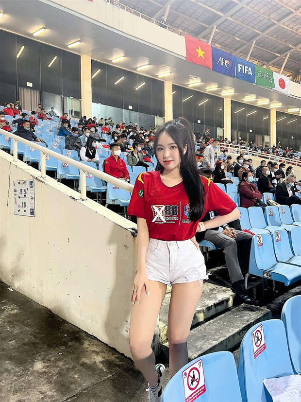 2 hot girl nổi tiếng thị phi mượn cớ đi cổ vũ ĐT Việt Nam nhưng thực chất l&agrave; PR cho s&agrave;n cờ bạc, c&aacute; độ b&oacute;ng đ&aacute;? - Ảnh 2.