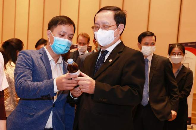 Kỹ sư B&aacute;ch Khoa về qu&ecirc; &lsquo;x&eacute;&rsquo; th&acirc;n chuối th&agrave;nh sợi vải may mặc, &eacute;p b&atilde; th&agrave;nh hộp đựng d&ugrave;ng 1 lần, thay thế nhựa 500 năm mới ph&acirc;n hủy - Ảnh 2.