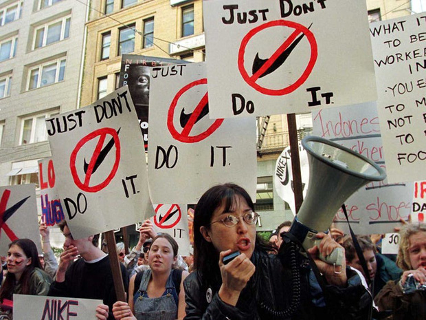 Quá khứ đen tối của Nike: Kiếm tiền trên lưng của công nhân giá rẻ châu Á, thu lợi khủng nhưng trả công rẻ mạt đến khó tin - Ảnh 8. Quá khứ đen tối của Nike: Kiếm tiền trên lưng của công nhân giá rẻ châu Á, thu lợi khủng nhưng trả công rẻ mạt đến khó tin - Ảnh 8.