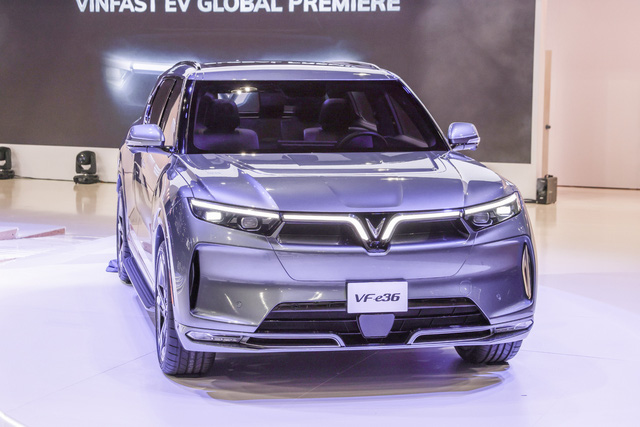 Ra mắt VinFast VF e36: H&agrave;ng ghế 2 kiểu thương gia, chơi game như Tesla, hai phi&ecirc;n bản, đi tối đa 680km, 11 t&uacute;i kh&iacute; - Ảnh 1.