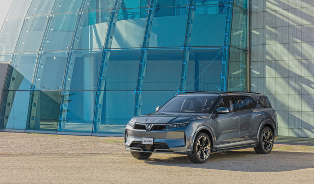 Ra mắt VinFast VF e36: H&agrave;ng ghế 2 kiểu thương gia, chơi game như Tesla, hai phi&ecirc;n bản, đi tối đa 680km, 11 t&uacute;i kh&iacute; - Ảnh 2.