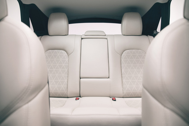  Ra mắt VinFast VF e35: Ngang cỡ Mercedes-Benz GLC, động cơ điện 402 m&atilde; lực, nhiều t&iacute;nh năng th&ocirc;ng minh v&agrave; c&ocirc;ng nghệ tự l&aacute;i  - Ảnh 12.