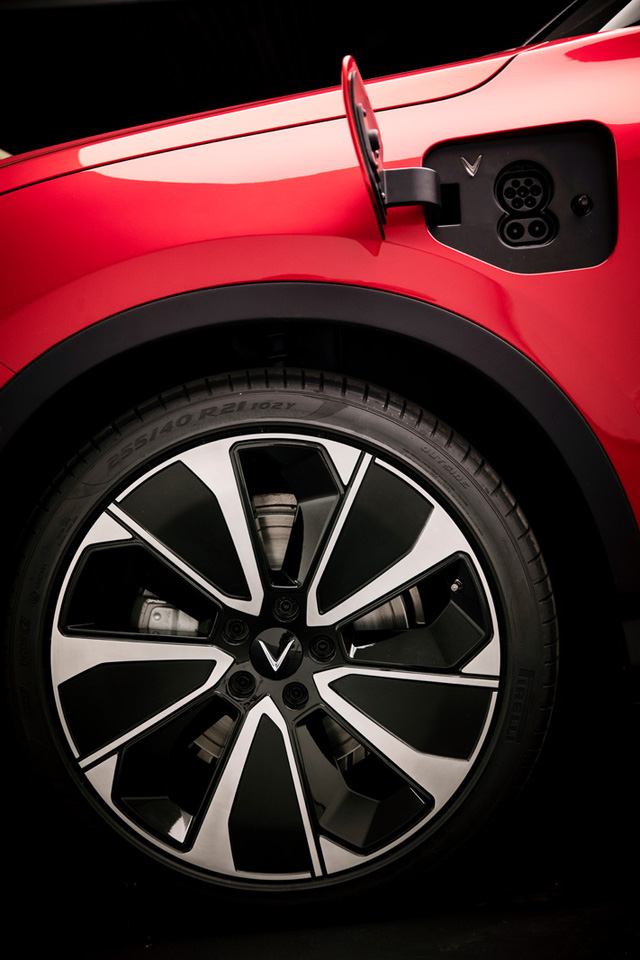  Ra mắt VinFast VF e35: Ngang cỡ Mercedes-Benz GLC, động cơ điện 402 m&atilde; lực, nhiều t&iacute;nh năng th&ocirc;ng minh v&agrave; c&ocirc;ng nghệ tự l&aacute;i  - Ảnh 13.