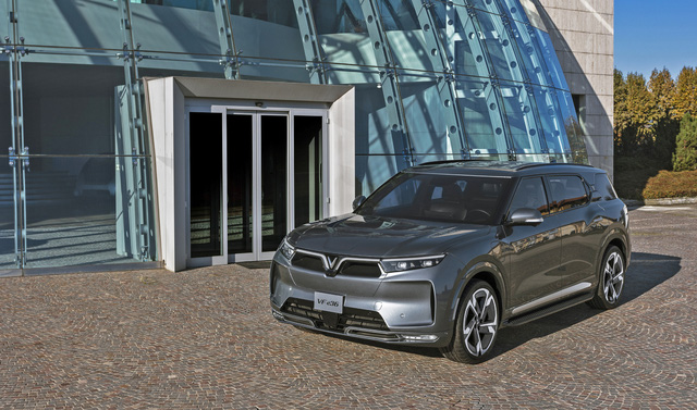 Ra mắt VinFast VF e36: H&agrave;ng ghế 2 kiểu thương gia, chơi game như Tesla, hai phi&ecirc;n bản, đi tối đa 680km, 11 t&uacute;i kh&iacute; - Ảnh 3.