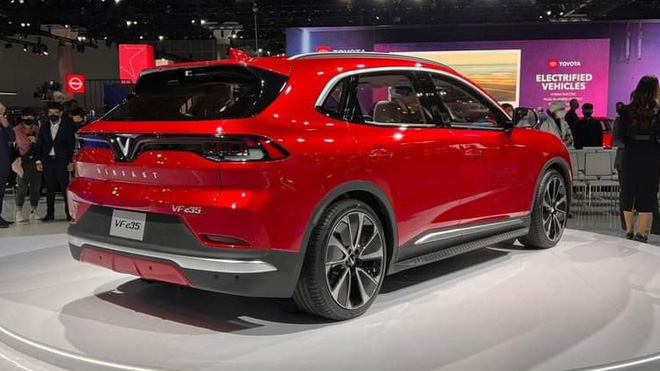  Ra mắt VinFast VF e35: Ngang cỡ Mercedes-Benz GLC, động cơ điện 402 m&atilde; lực, nhiều t&iacute;nh năng th&ocirc;ng minh v&agrave; c&ocirc;ng nghệ tự l&aacute;i  - Ảnh 4.