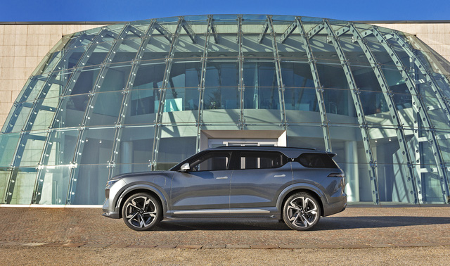 Ra mắt VinFast VF e36: H&agrave;ng ghế 2 kiểu thương gia, chơi game như Tesla, hai phi&ecirc;n bản, đi tối đa 680km, 11 t&uacute;i kh&iacute; - Ảnh 4.