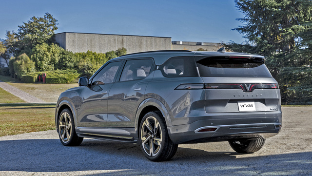 Ra mắt VinFast VF e36: H&agrave;ng ghế 2 kiểu thương gia, chơi game như Tesla, hai phi&ecirc;n bản, đi tối đa 680km, 11 t&uacute;i kh&iacute; - Ảnh 5.