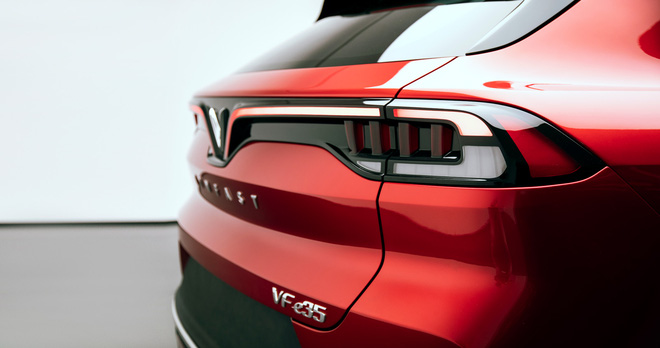  Ra mắt VinFast VF e35: Ngang cỡ Mercedes-Benz GLC, động cơ điện 402 m&atilde; lực, nhiều t&iacute;nh năng th&ocirc;ng minh v&agrave; c&ocirc;ng nghệ tự l&aacute;i  - Ảnh 9.