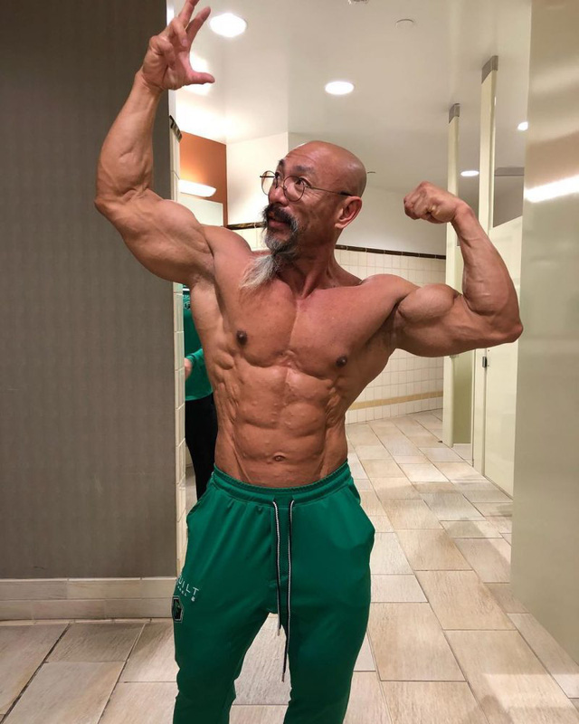 Quy lão tiên sinh phiên bản Việt Nam: 57 tuổi, mê tập thể hình đến 1-2h sáng mới về nhà, tổng lượng tạ lên đến 10 tấn - Ảnh 2. Quy lão tiên sinh phiên bản Việt Nam: 57 tuổi, mê tập thể hình đến 1-2h sáng mới về nhà, tổng lượng tạ lên đến 10 tấn - Ảnh 2.
