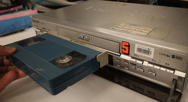 Ch&aacute;n ngồi nh&agrave; xem Netflix m&ugrave;a dịch, d&acirc;n Mỹ bắt đầu ho&agrave;i cổ, lập hội chơi băng nhựa VHS thời thập ni&ecirc;n 1980 - 1990 - Ảnh 1.