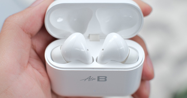 YouTuber xo&aacute; b&agrave;i review AirB tuy&ecirc;n bố kh&ocirc;ng muốn l&agrave;m việc c&ugrave;ng BKAV, đ&aacute;nh gi&aacute; bản demo: &Acirc;m thanh đục, m&eacute;o tiếng, cảm ứng tệ! - Ảnh 1.