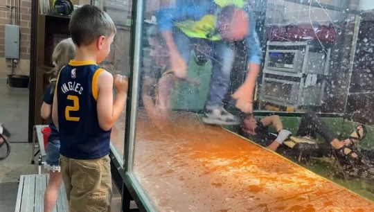 Video triệu view th&oacute;t tim: Đang tổ chức sinh nhật con, &ocirc;ng bố dũng cảm x&ocirc;ng v&agrave;o đ&aacute;nh nhau với c&aacute; sấu để cứu người - Ảnh 2.